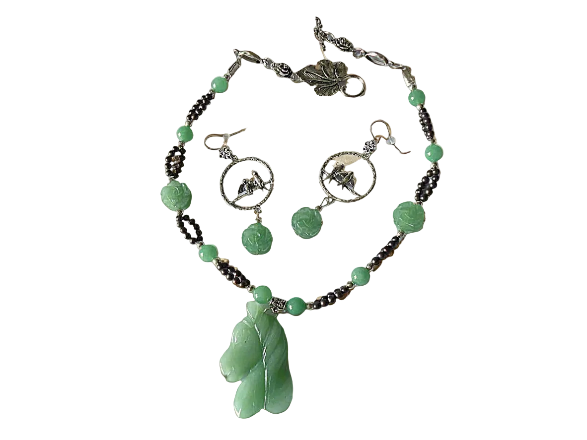 Parure en perles d' aventurine véritables sculptées en forme de fleurs et cheval nacrelune.com parure