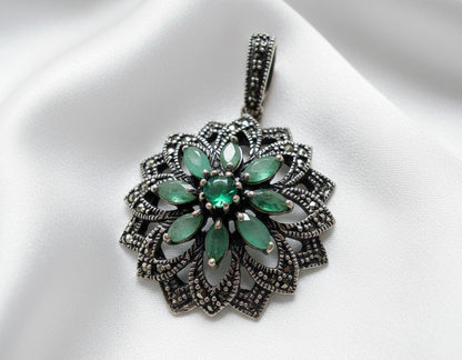 Pendentif en argent 925 avec marcassites et émeraudes NACRELUNE pendentif