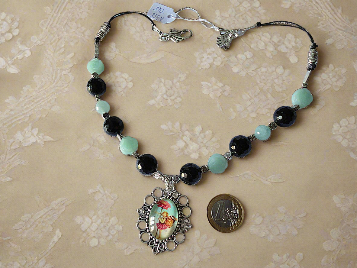Collier en perles d'aigue marines et tourmalines véritables avec camée petite fée des fleurs