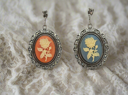 Grand pendentif camée en résine avec rose blanche