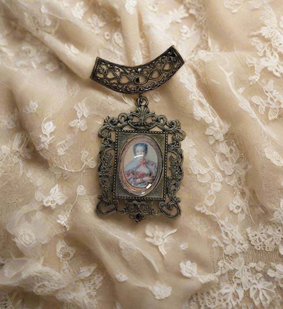 Petit pendentif camée style Versailles nacrelune.com pendentif