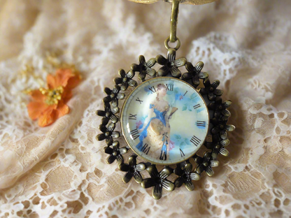 Collier en pierres de lune véritables et camée rond détail
