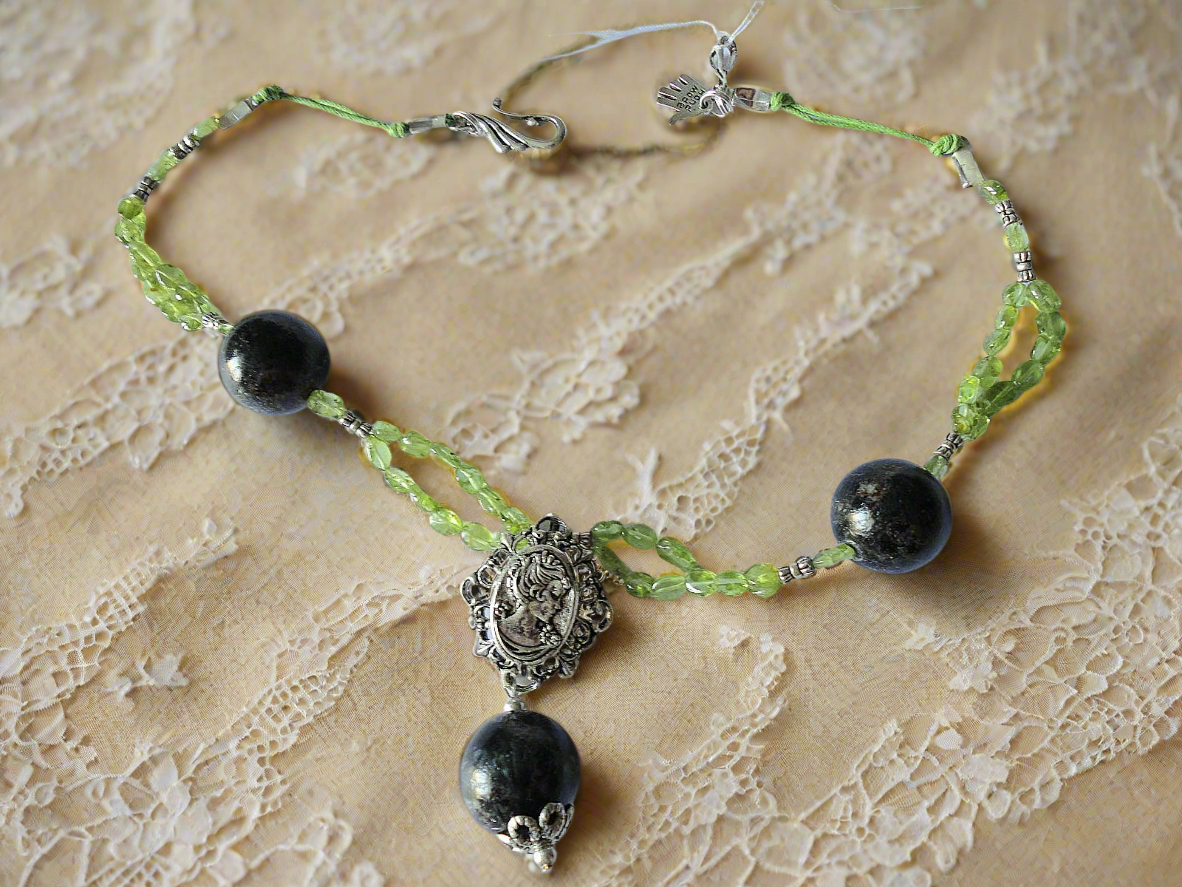 Collier en perlles de tourmalines noires et peridots véritables