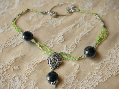 Collier en perlles de tourmalines noires et peridots véritables