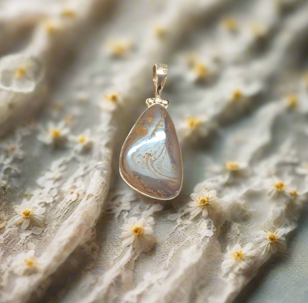 Pendentif en argent 925 avec opale brute dans sa roche mère