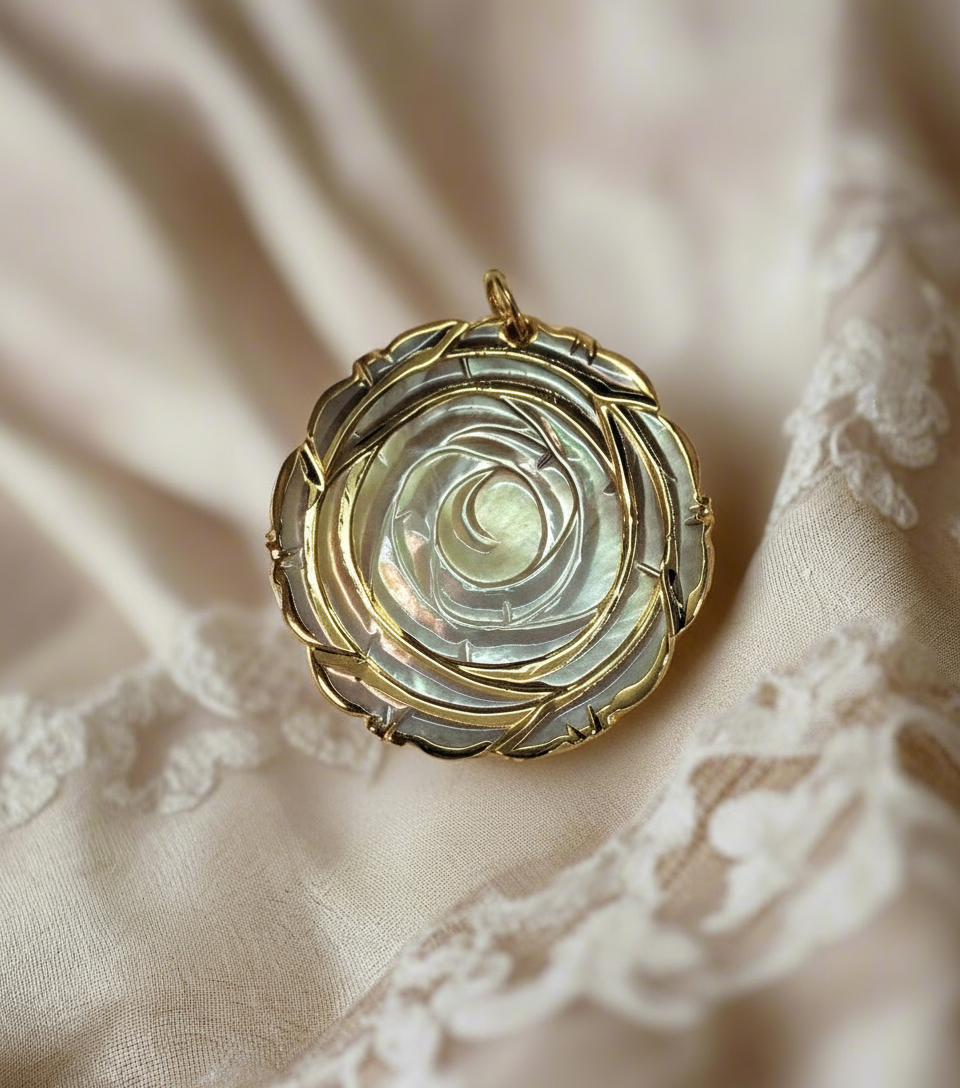 pendentif gris et or avec fleur en nacre Petit nacrelune.com pendentif