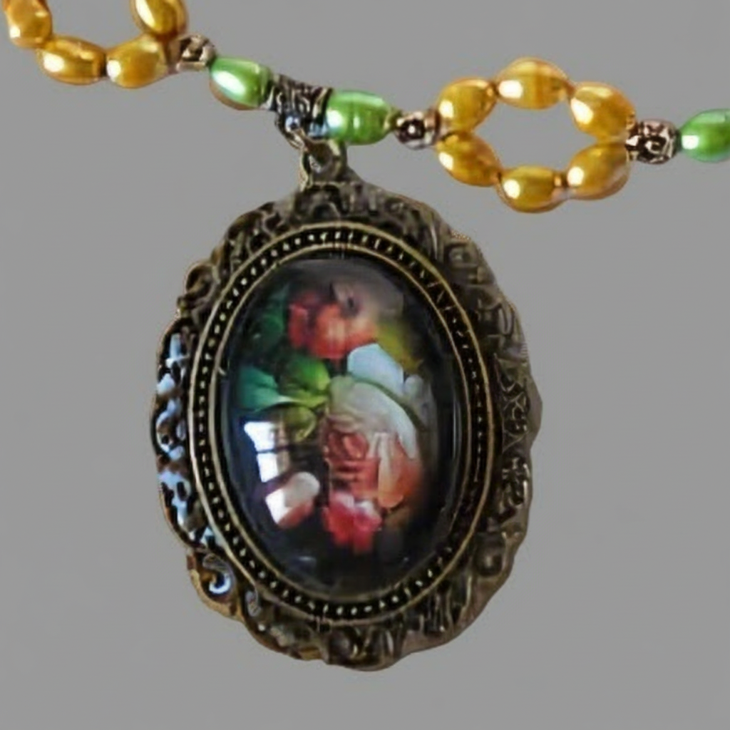 Parure en perles de culture véritables et perles acrylique avec camée en verre représentant des fleurs