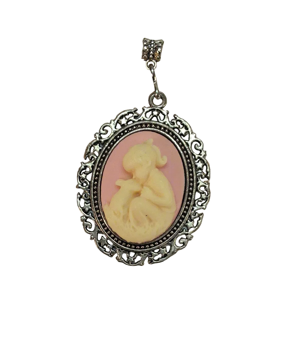 Grand pendentif camée rose représentant une petite fille et son lapin nacrelune.com pendentif