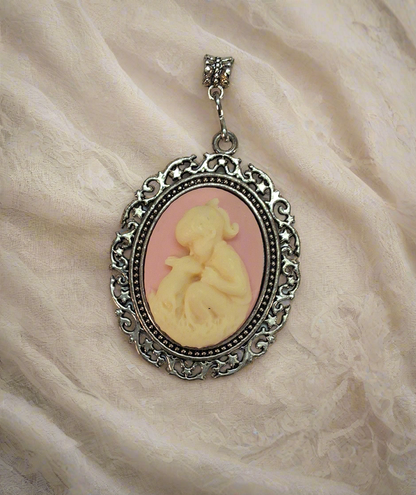 Grand pendentif camée rose représentant une petite fille et son lapin