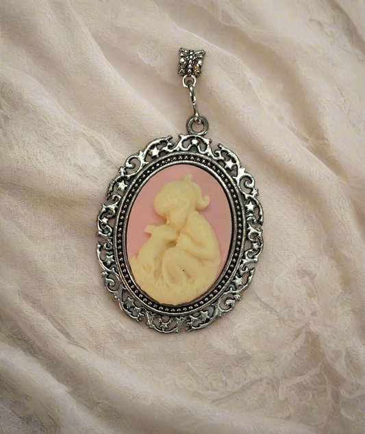Grand pendentif camée rose représentant une petite fille et son lapin
