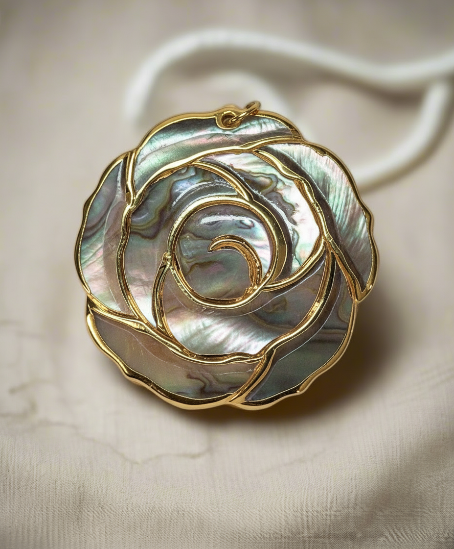 pendentif gris et or avec fleur en nacre Grand nacrelune.com pendentif