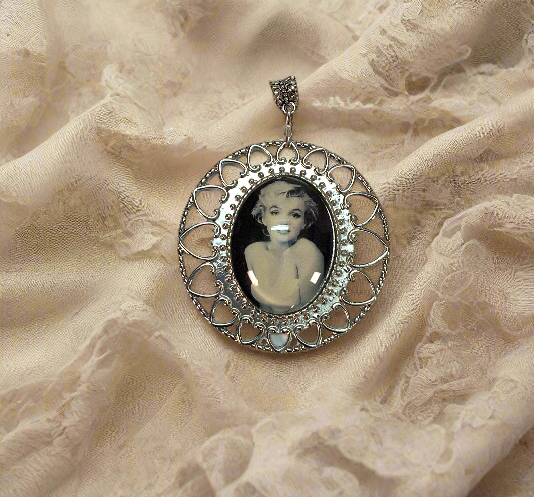 Grand pendentif camée avec photo d’e Marilyn Monroe