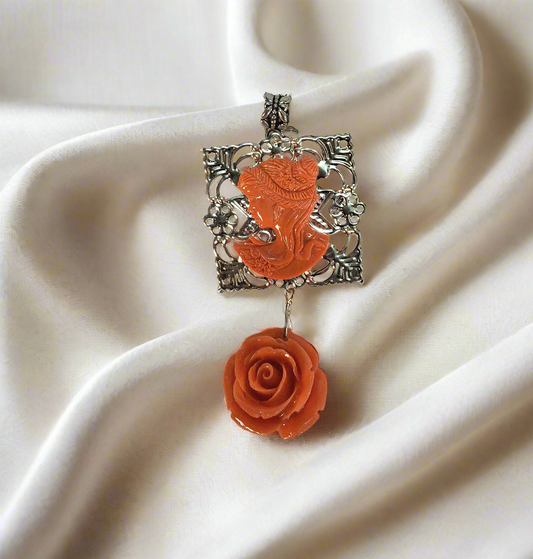 pendentif en reproduction de corail représentant une jolie dame et une rose sculptée