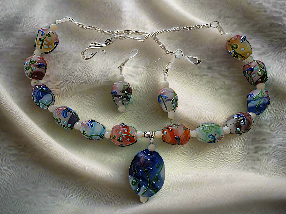 Parure en perles de verre décorées