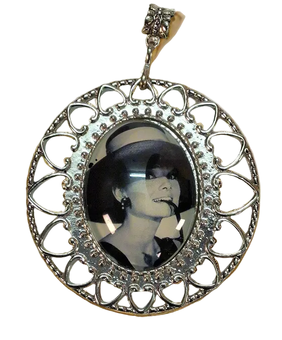 Grand pendentif camée avec photo d’actrice célèbre : choisissez le modèle Audrey Hepburn nacrelune.com pendentif