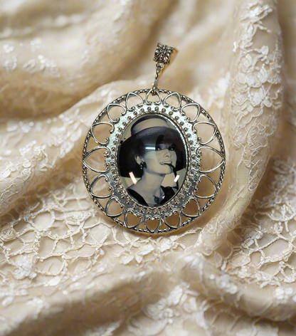 Grand pendentif camée avec photo d’Audrey Hepburn