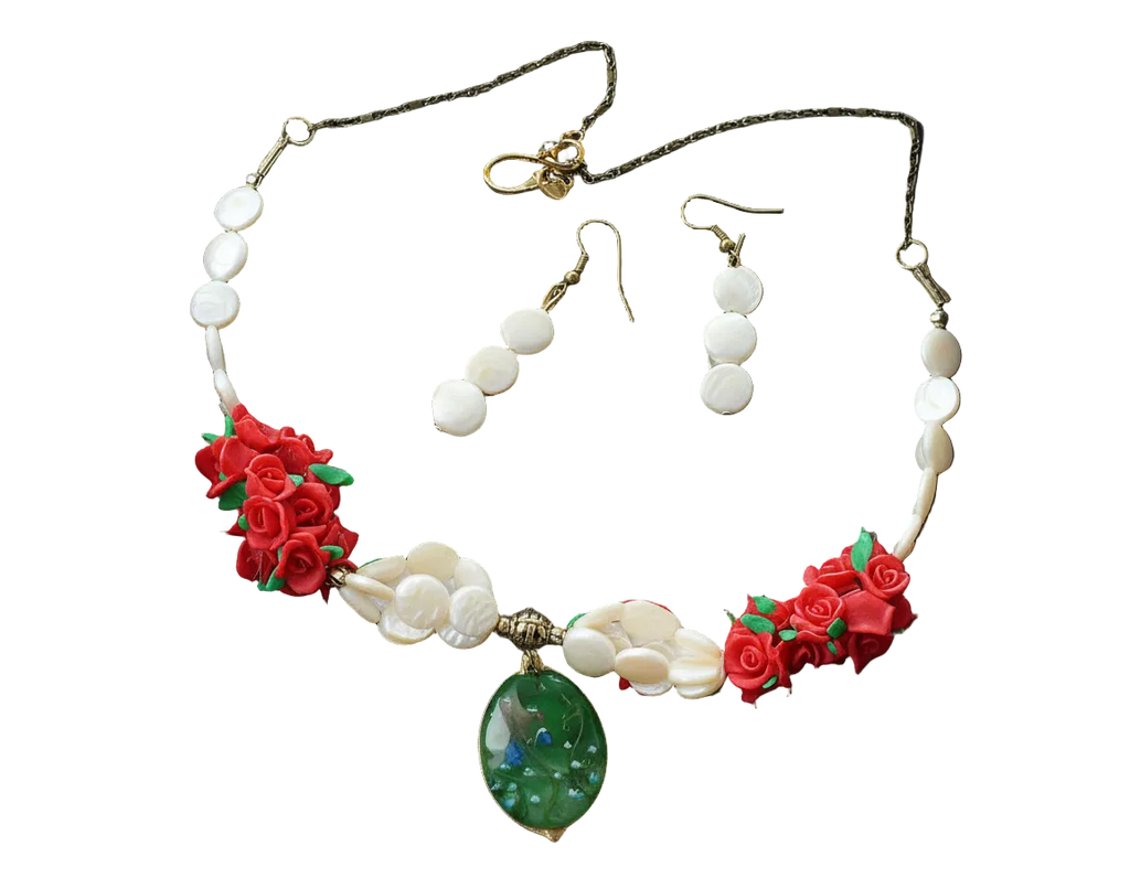parure en perles pastilles de nacre, petites roses rouges en fimo et grande perle en verre décoré nacrelune.com parure