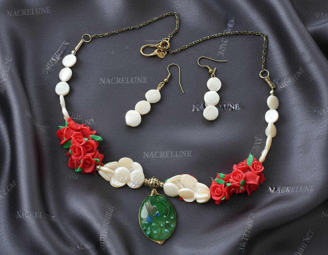 parure en perles pastilles de nacre, petites roses rouges en fimo et grande perle en verre décoré NACRELUNE parure