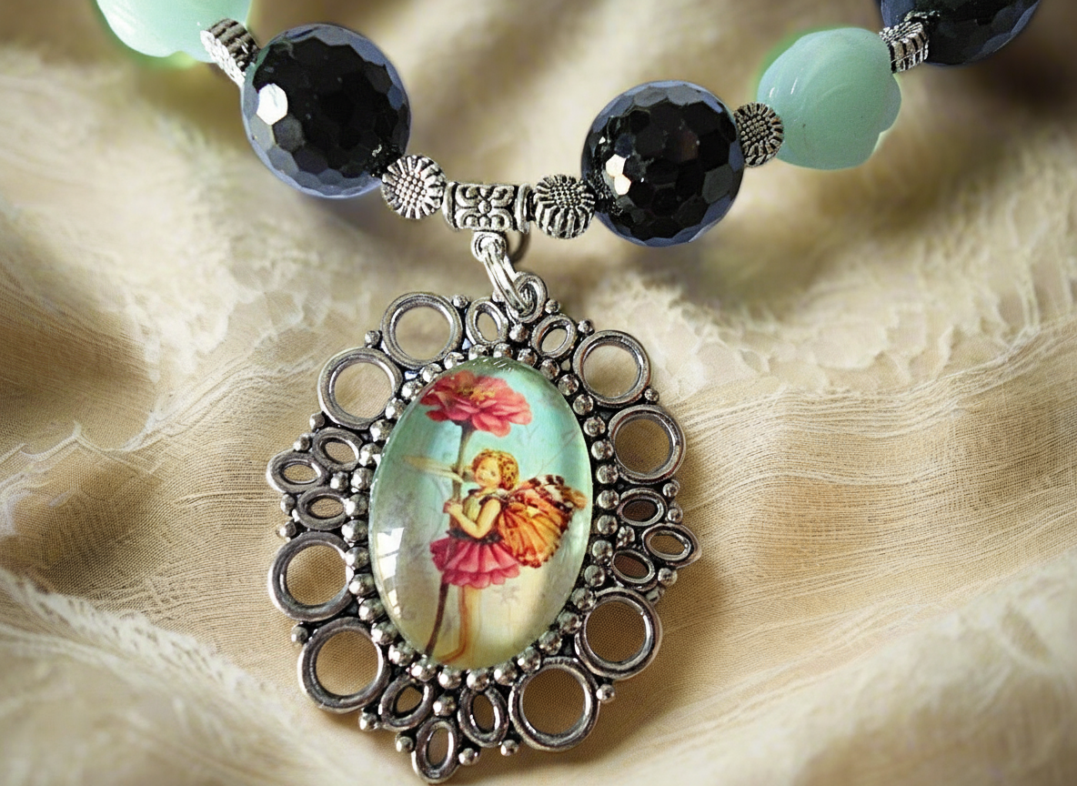 Collier en perles d'aigue marines et tourmalines véritables avec camée petite fée des fleurs NACRELUNE collier