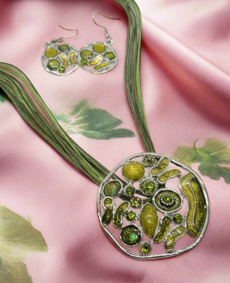 Pendentif en émail et strass avec boucles assorties vertes nacrelune.com parure