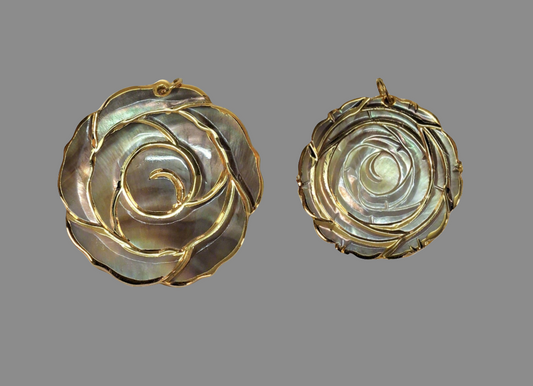 pendentif gris et or avec fleur en nacre
