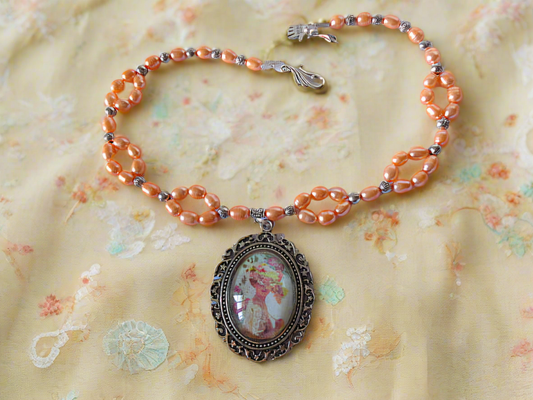 Collier en perles de culture oranges avec camée victorien