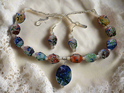 Parure en perles de verre décorées