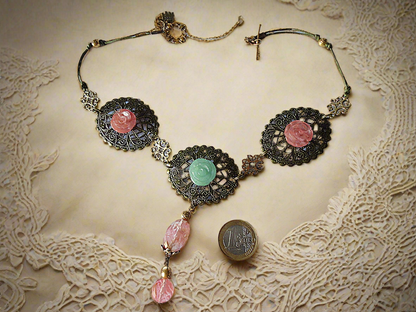 Collier en métal avec fleurs en aventurine sculptées et quartz rouges