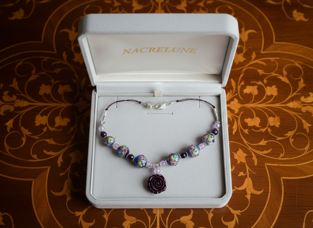 collier en perles de verre et rose en resine rose nacrelune.com collier