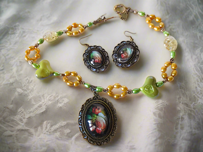Parure en perles de culture véritables et perles acrylique avec camée en verre représentant des fleurs