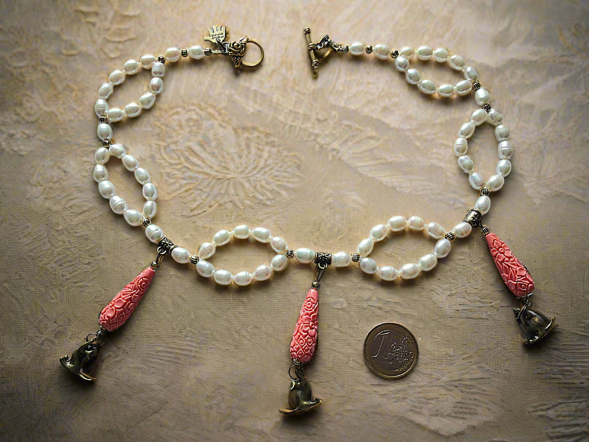 Collier en perles de culture avec pendentifs imitation corail