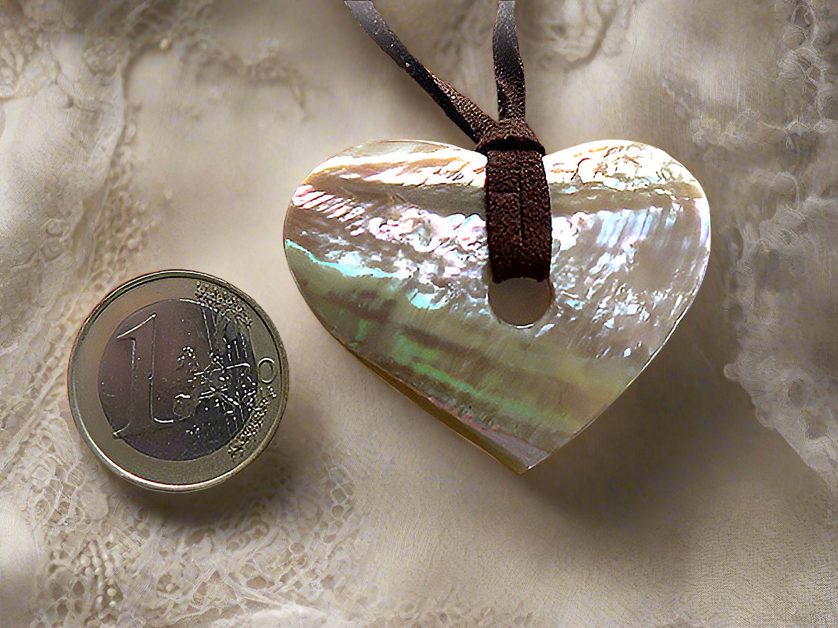 Pendentif coeur en nacre véritable sur lien de cuir