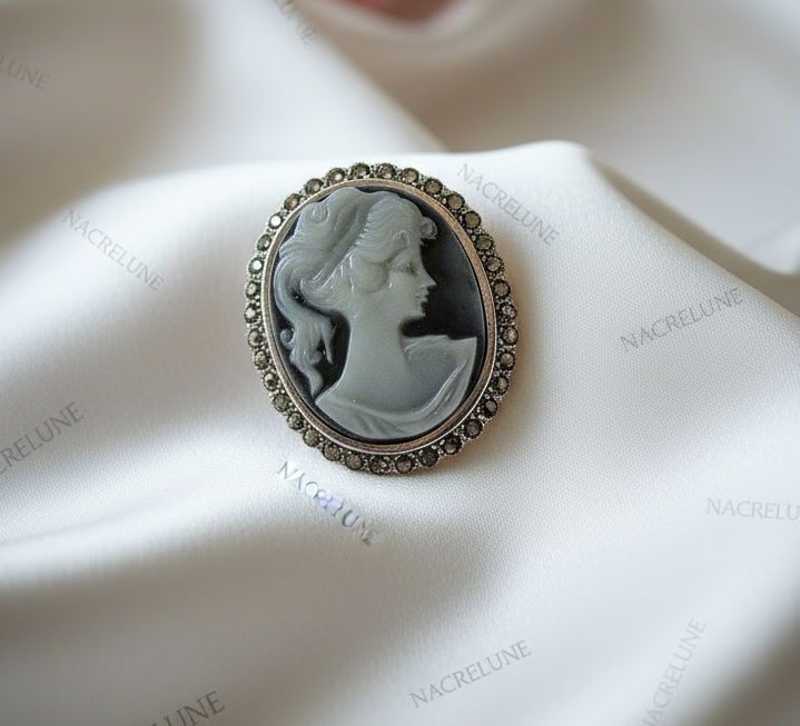 Camée bleu en argent et marcassites NACRELUNE broche