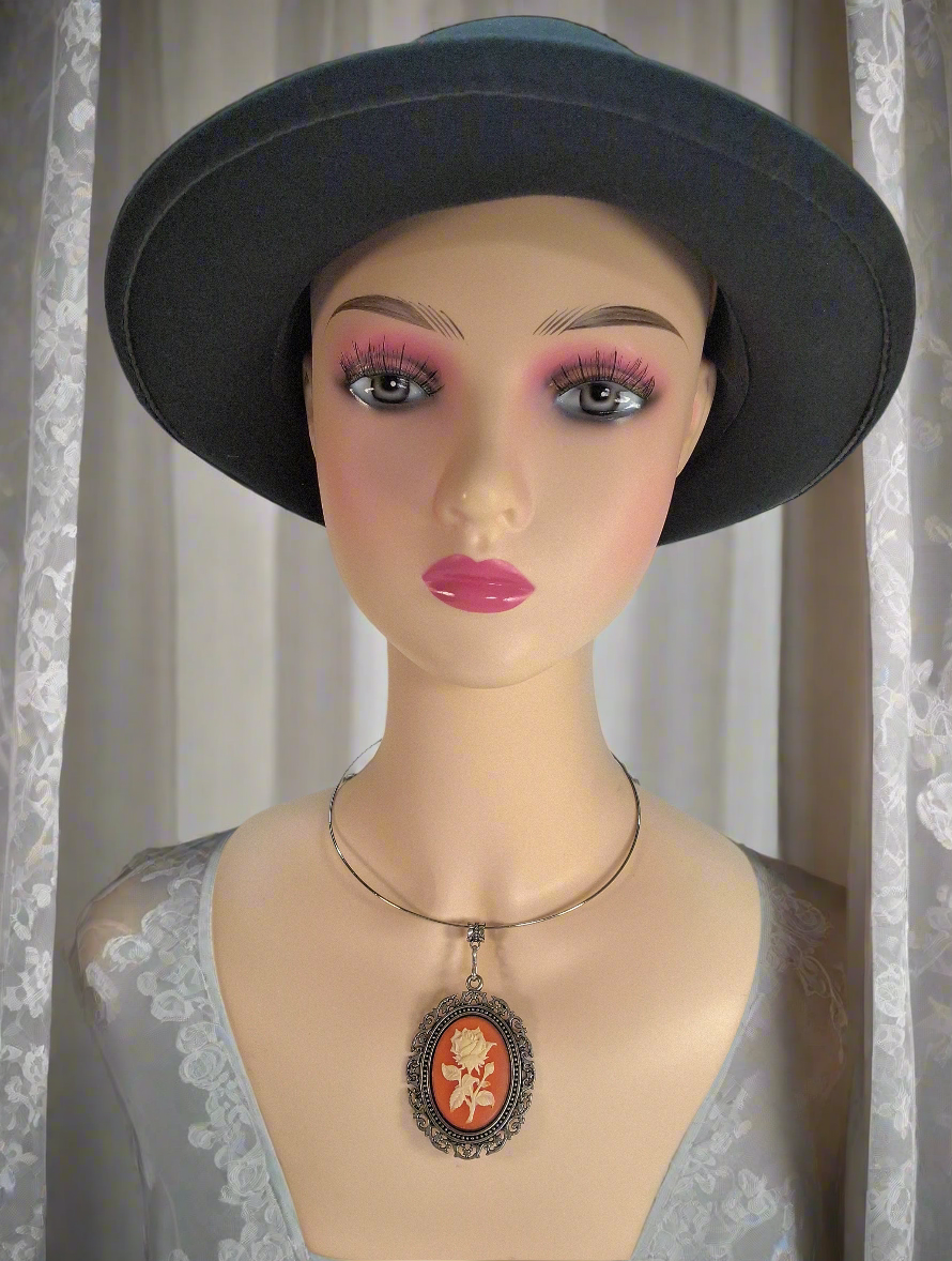 Grand pendentif camée en résine orange avec rose blanche