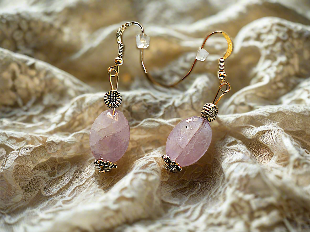 parure en perles naturelles d'améthystes citrines et onyx détail des boucles