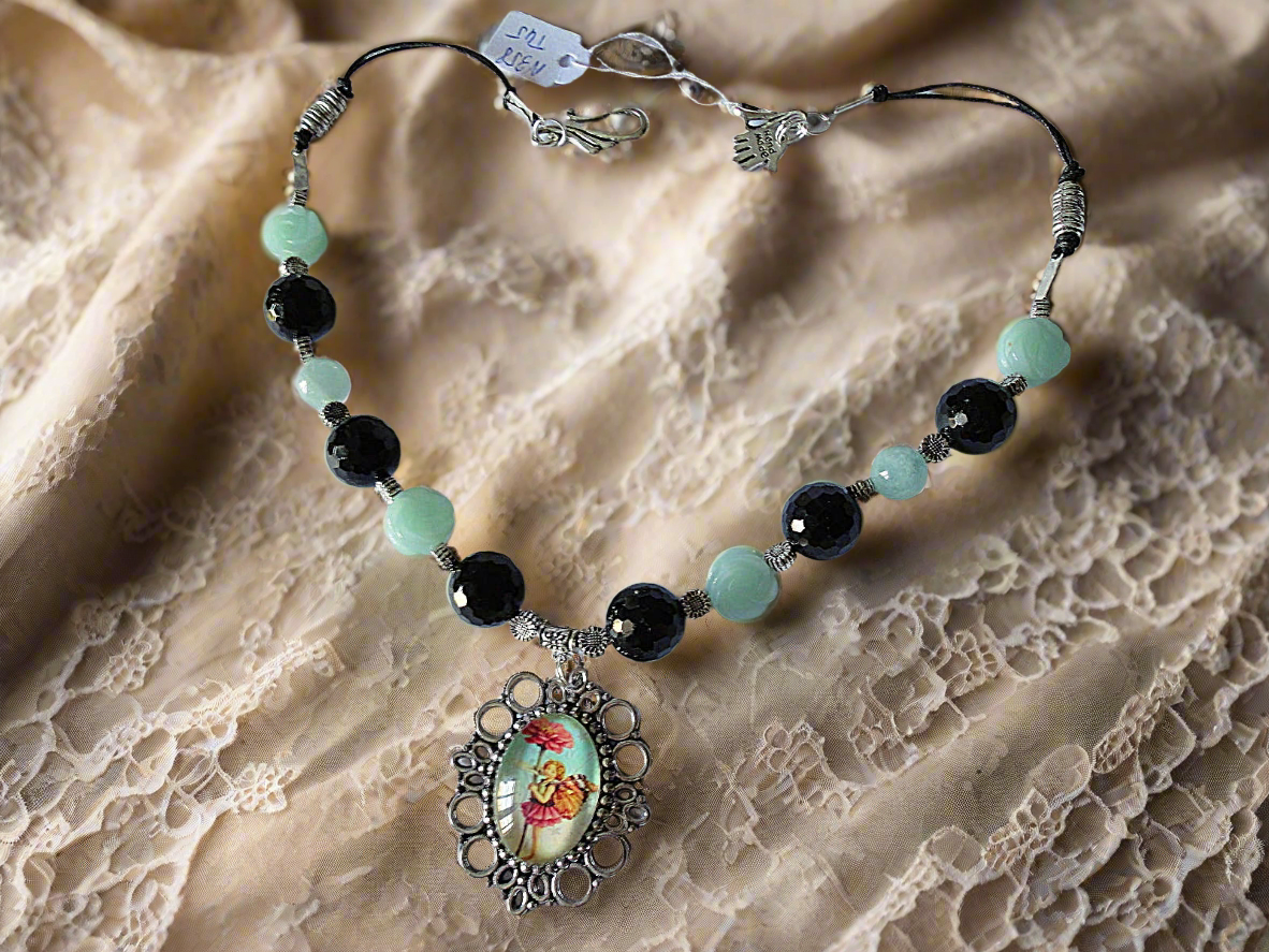 Collier en perles d'aigue marines et tourmalines véritables avec camée petite fée des fleurs