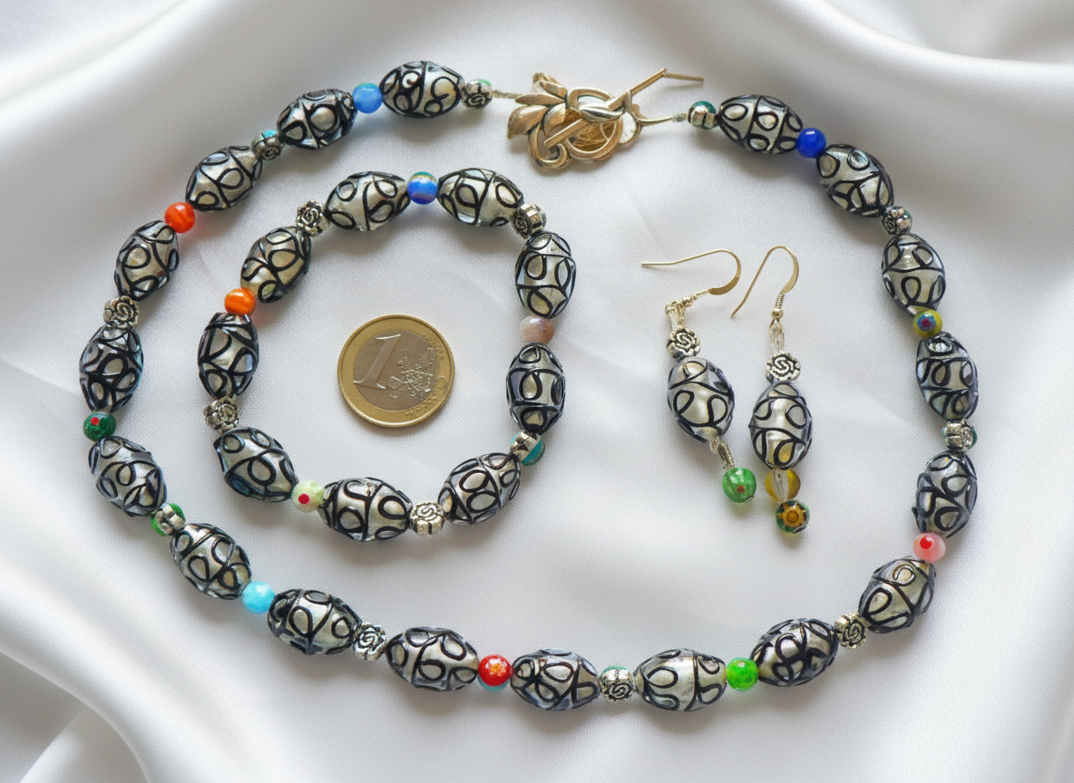 Parure en perles de verre dentelle noire avec millefleurs NACRELUNE parure