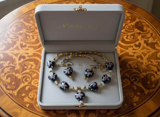 parure en perles de verre et coeurs en verre noir et rose décorés à la main noir NACRELUNE parure