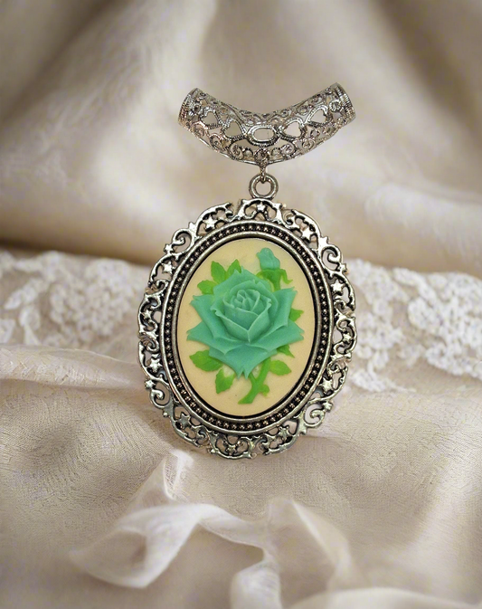 Pendentif camée en résine représentant une rose