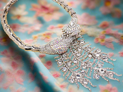 Collier strass couleur aurore boréale représentant un paon monté sur métal argenté