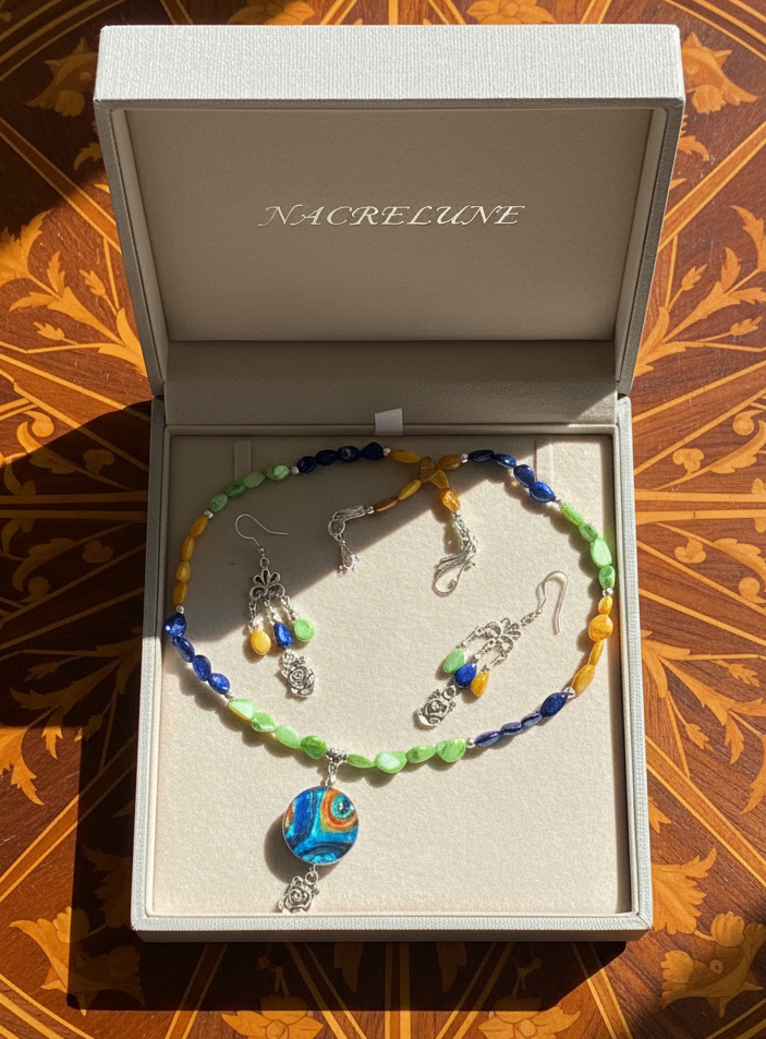 Parure en perles nacres de couleur et grande perle en nacre peinte Multicolore nacrelune.com parure