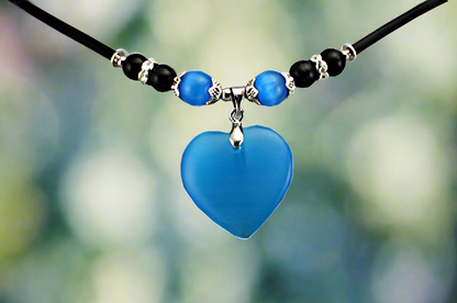 Pendentif en oeil de chat  en forme de coeur bleu