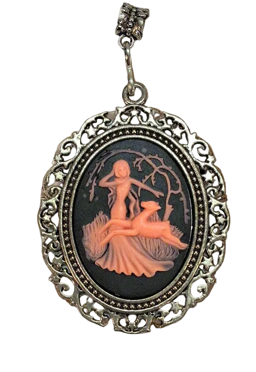 Grand pendentif camée représentant la déesse Diane auprès d’une biche. Couleur à choisir Orange nacrelune.com pendentif