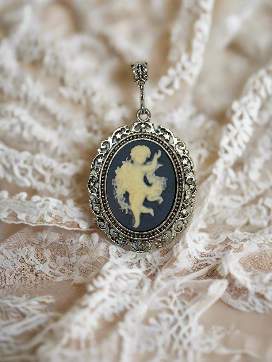 Grand pendentif camée en resine avec ange