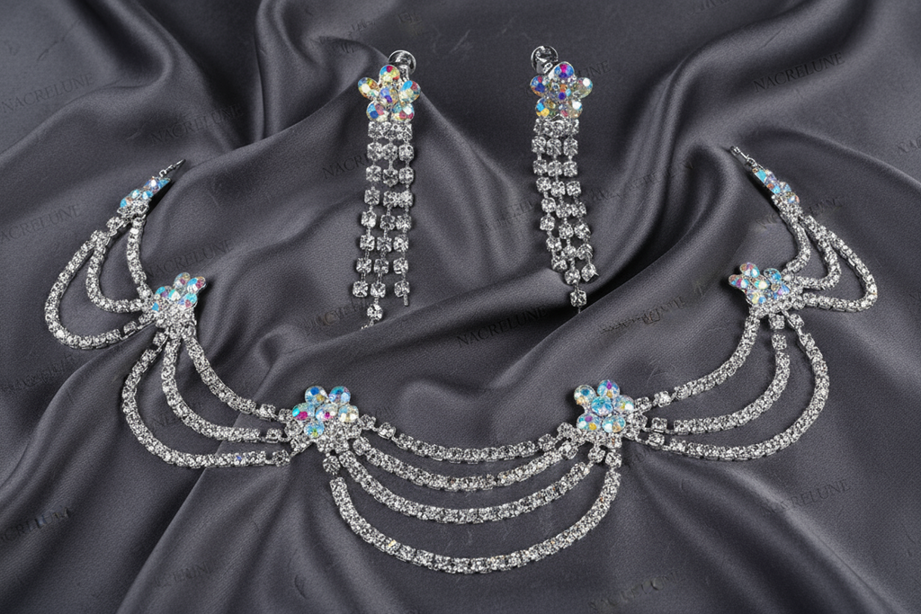 Parure en strass blancs et petites fleurs aurore boréale nacrelune.com parure