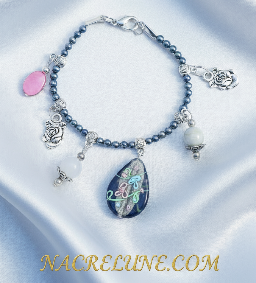 Bracelet en perles fines avec breloques quartz, nacre rose et perle de verre nacrelune.com bracelet