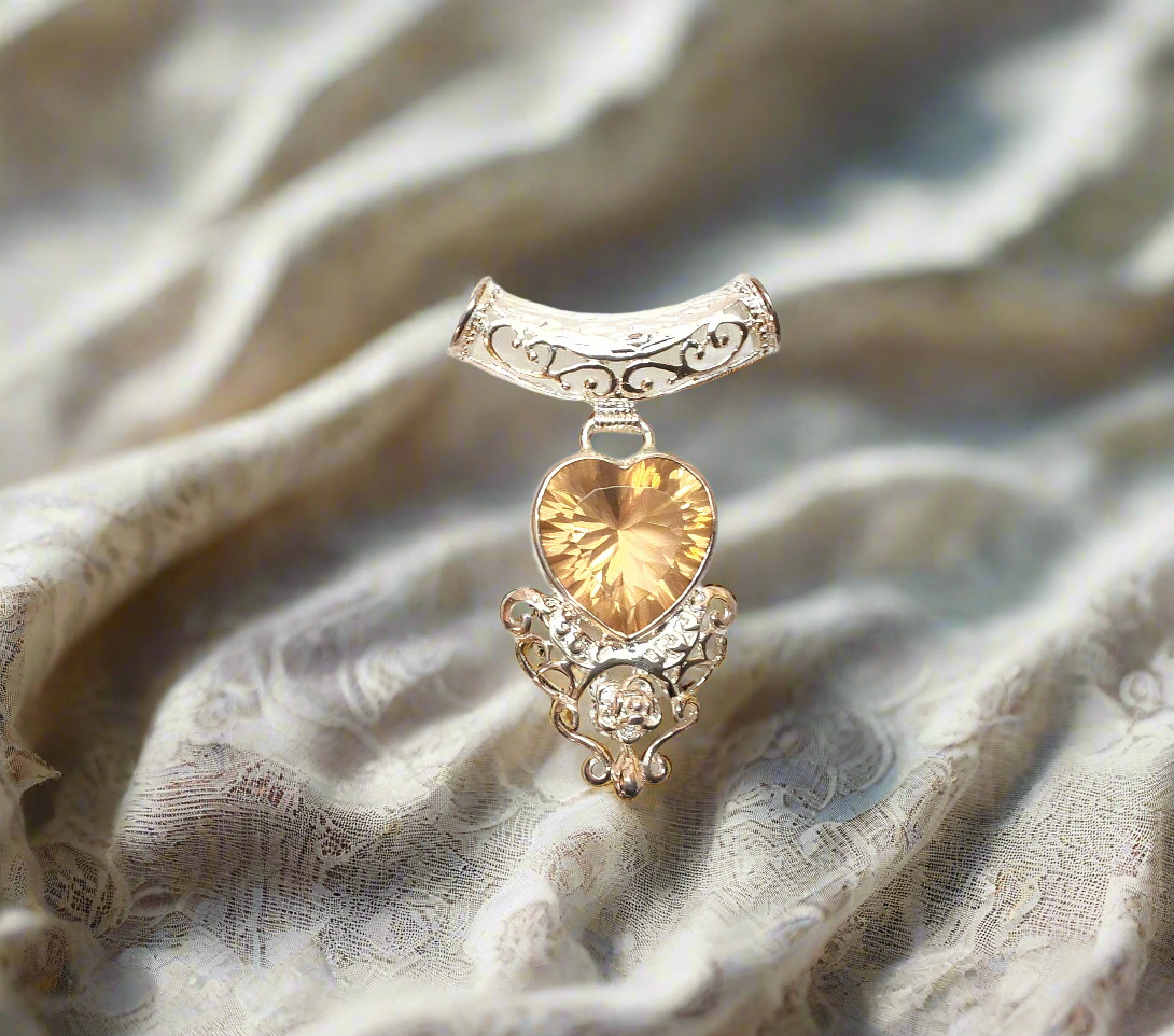 pendentif en argent en forme de coeur avec topaze