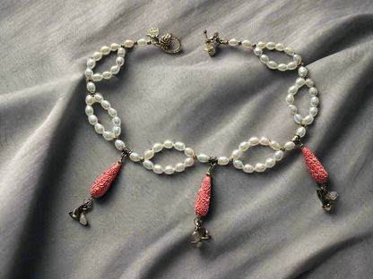 Collier en perles de culture avec pendentifs imitation corail