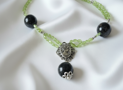 Collier en perlles de tourmalines noires et peridots véritables NACRELUNE collier