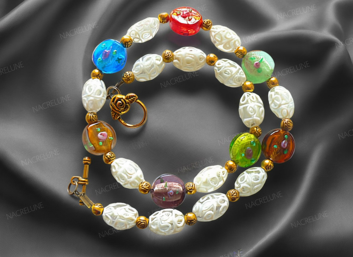 collier en perles de verre décorées et perles de verre dentelle blanche nacrelune.com collier